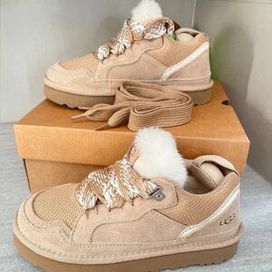 UGG Beige Sneakers with White Fluffy Accent🦩🦢